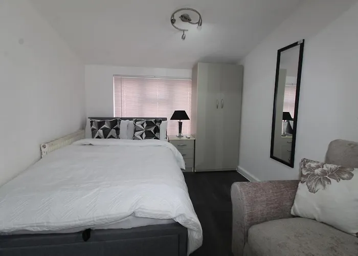Studio 2 Min Walk To Upton Park Station