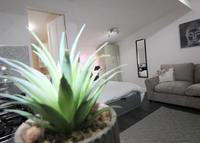 Studio 2 Min Walk To Upton Park Station