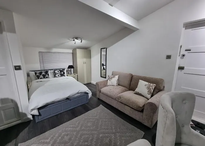 Studio 2 Min Walk To Upton Park Station