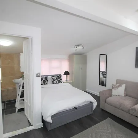 Studio 2 Min Walk To Upton Park Station London Exterior photo