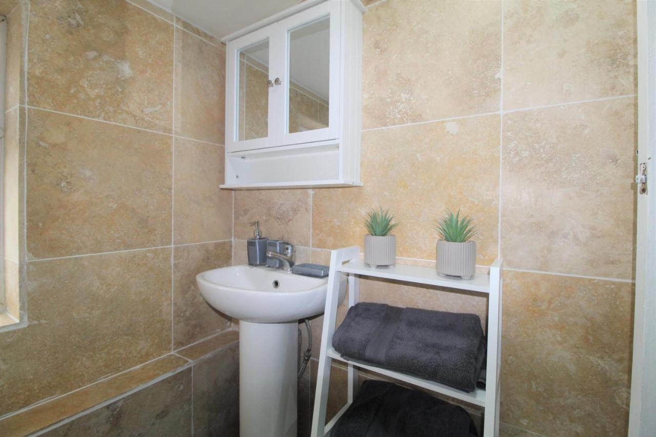 2 Min Walk To Upton Park Station Апартаменты