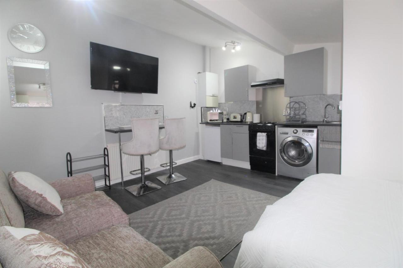 2 Min Walk To Upton Park Station * Лондон